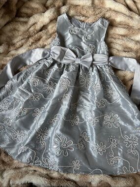 Rare Editions Silver Floral Sequin Bow Party Dress Size 4T/4